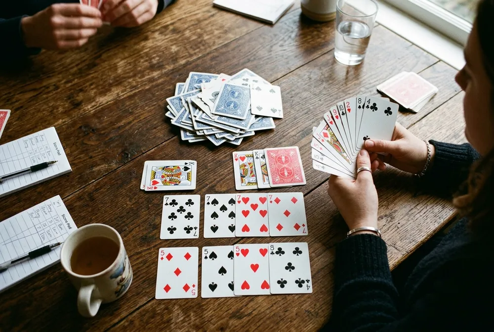 Vue de dessus montrant des livres de quatre cartes posés sur la table avec fe...